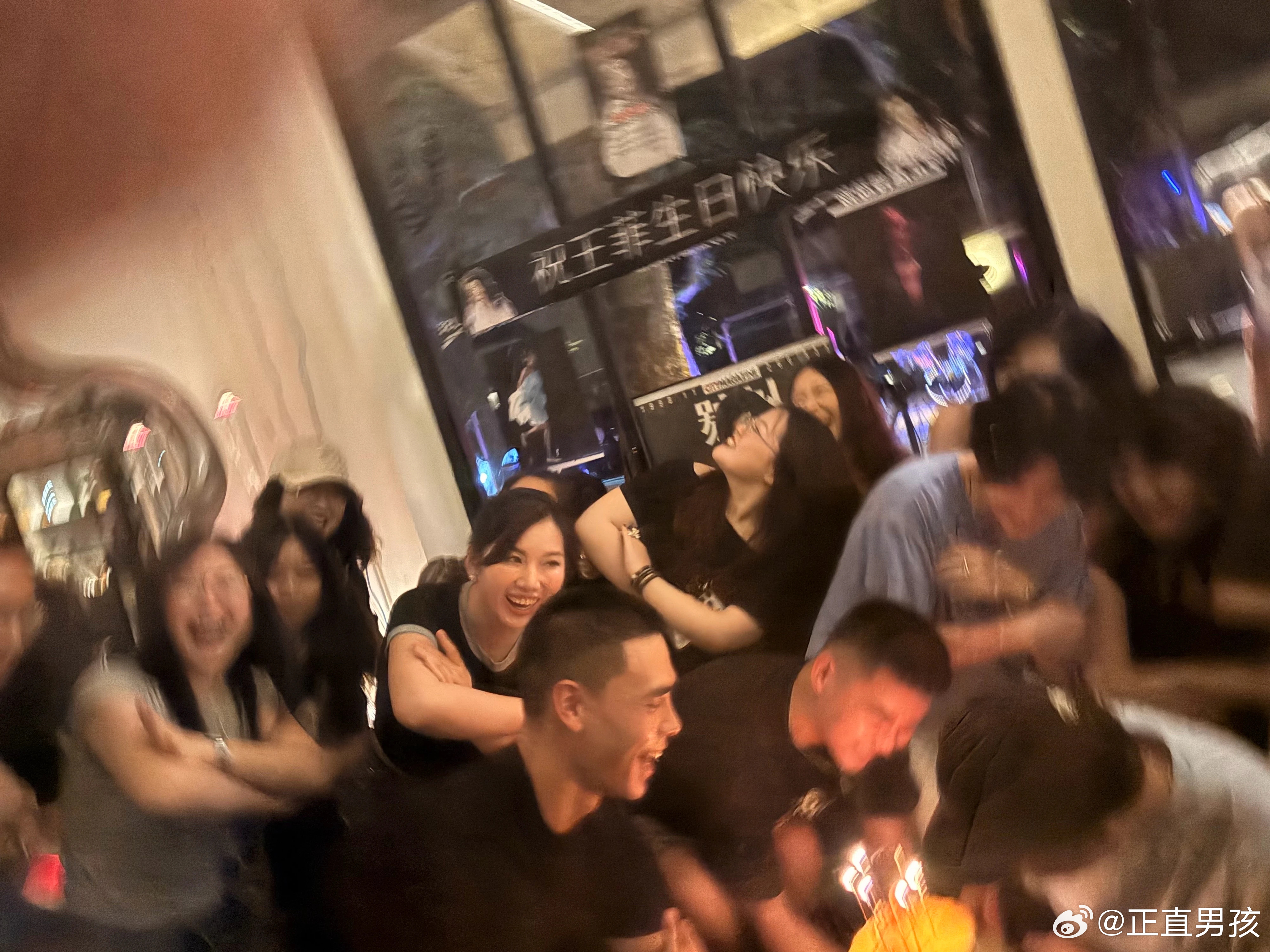 感觉开酒吧到现在 不是说赚了多少钱而是感觉 我们酒吧完全慢慢成为文化符号啊 这比