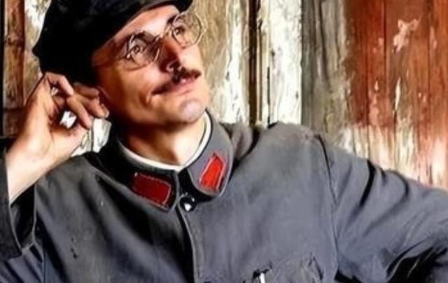 1939年，在莫斯科的寒冷审判厅里，李德因其在“反围剿”中的惨痛失误，面临共产国