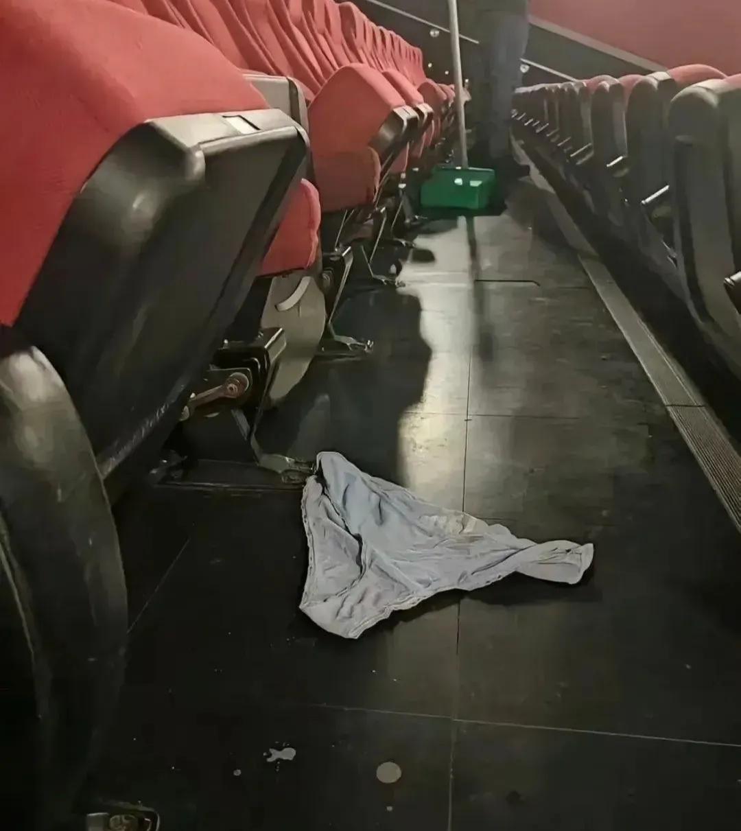 什么样的情侣才敢这样约会的，清理卫生的阿姨都不敢直视

随着年轻人的思想逐渐西方