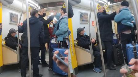 小伙高铁让座反遭老人一家嘲讽：好人就该被枪指着？
“你年轻人站会儿怎么了？我这么