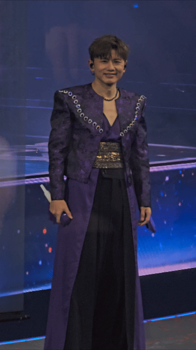 张杰遇上了最懂他的安保 张杰未LIVE巡回演唱会谁懂这份奇妙的缘分！张杰新春演唱