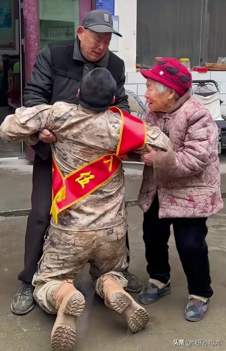 太感人了！新兵张浩爽自幼失去父母，全靠九十多岁的爷爷奶奶含辛茹苦养大。入伍临行前