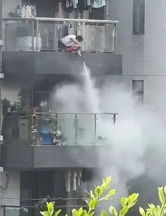 广东中山，一小区 4 楼阳台起火，5 楼男邻居发现后赶紧下楼敲门，无人应答，于是