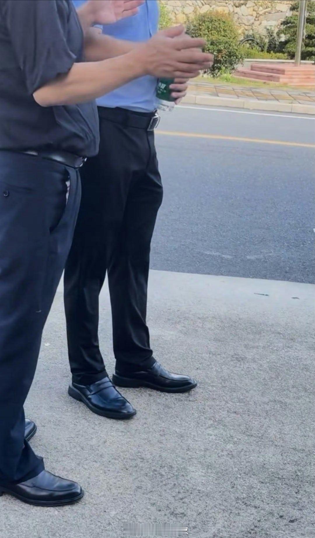 高校通报原处长被举报与已婚男有染 这个热搜标题好无语，感觉像是两个男的出轨在一起