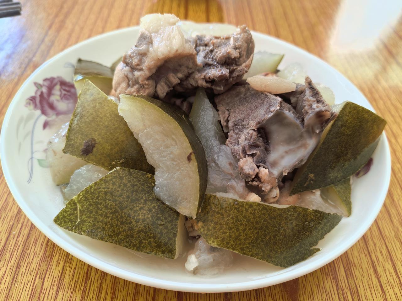 早上起来，打开门，竟然发现门口放着两个大冬瓜，我和老公都懵了！究竟是谁这么早送来