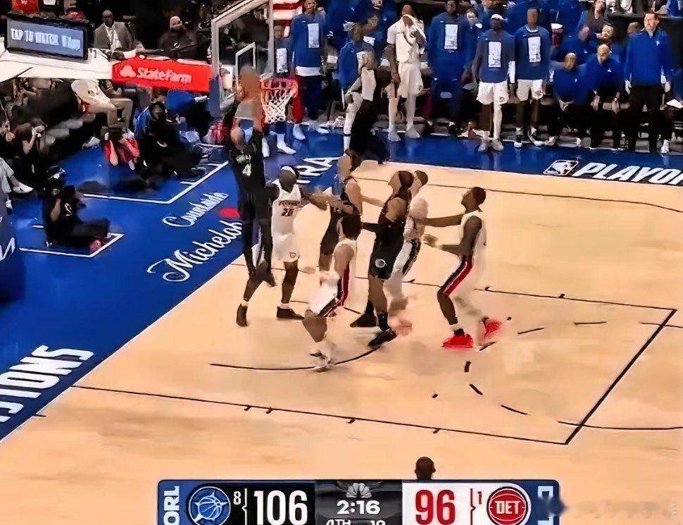 魔术1比0活塞黑八稳了！魔术客场打爆东部第一活塞，坎宁安拼尽全力空砍39分NBA