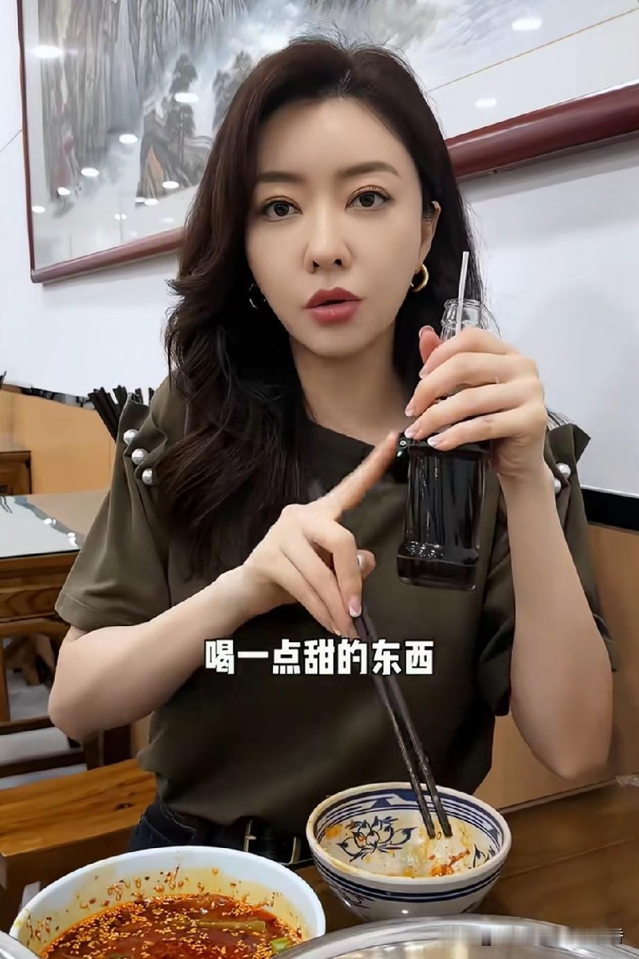熊黛林来到西安，自然是要品尝当地美食的。她和团队走进一家面馆，点了油泼面、醮水面