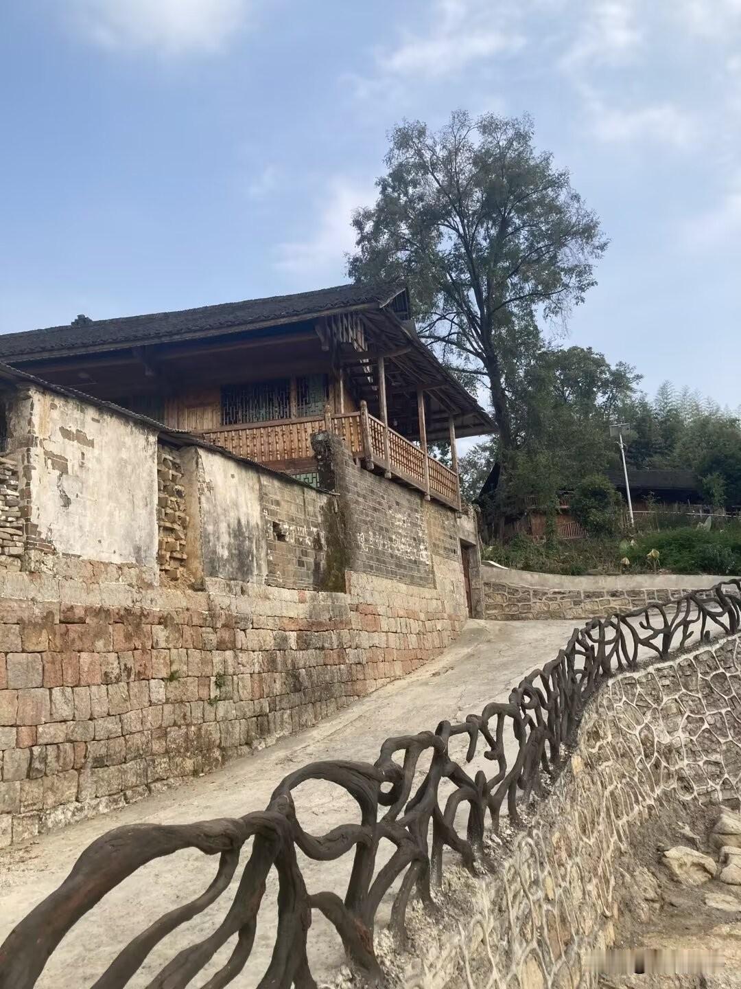 农村最让人寒心的潜规则，就是懂事的孩子注定受尽委屈。

越是顾家、孝顺、不争不抢