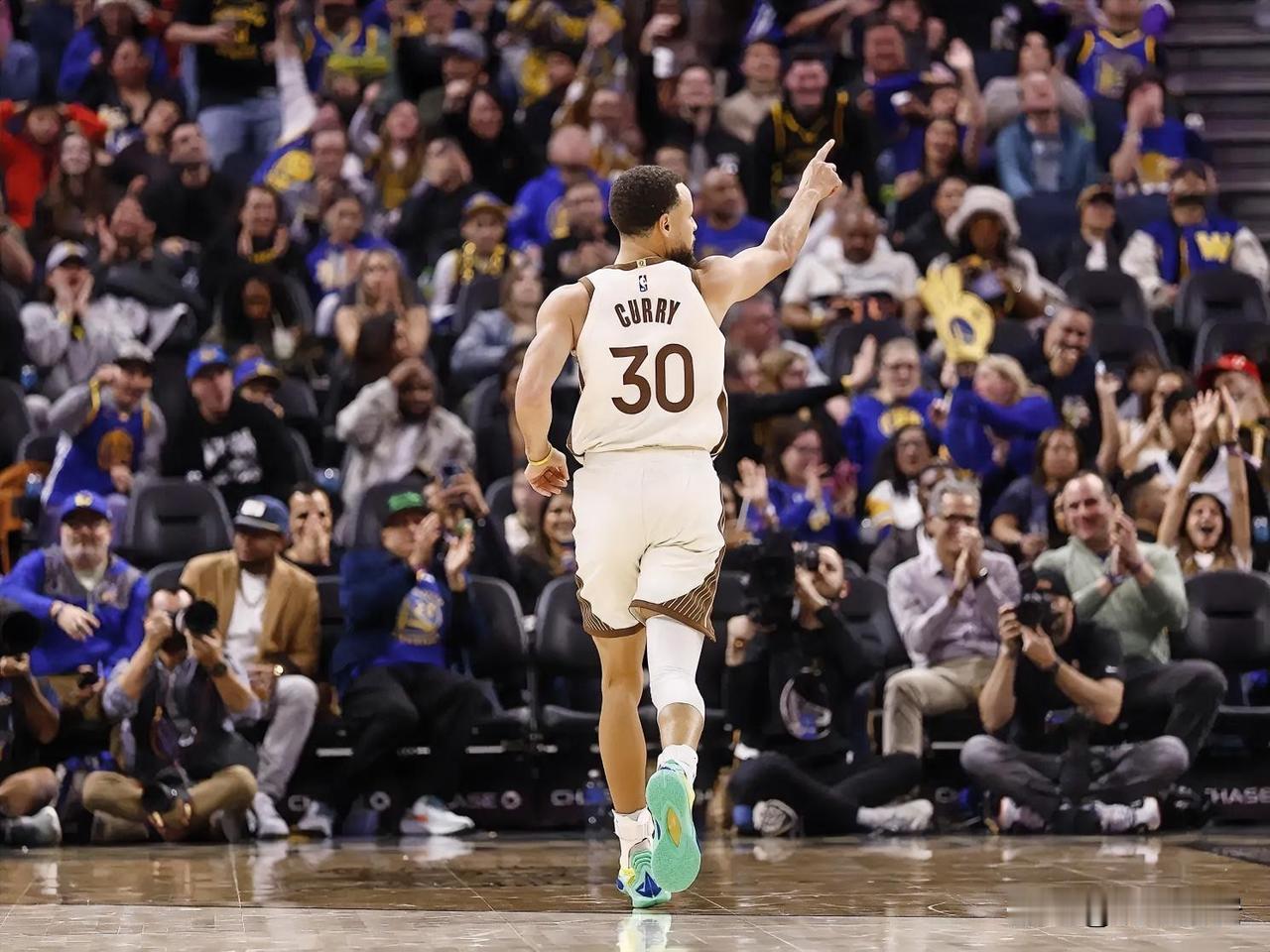 巅峰库里用三分改写篮球规则、用牵制盘活全队、用效率统治比赛，2015-2016赛