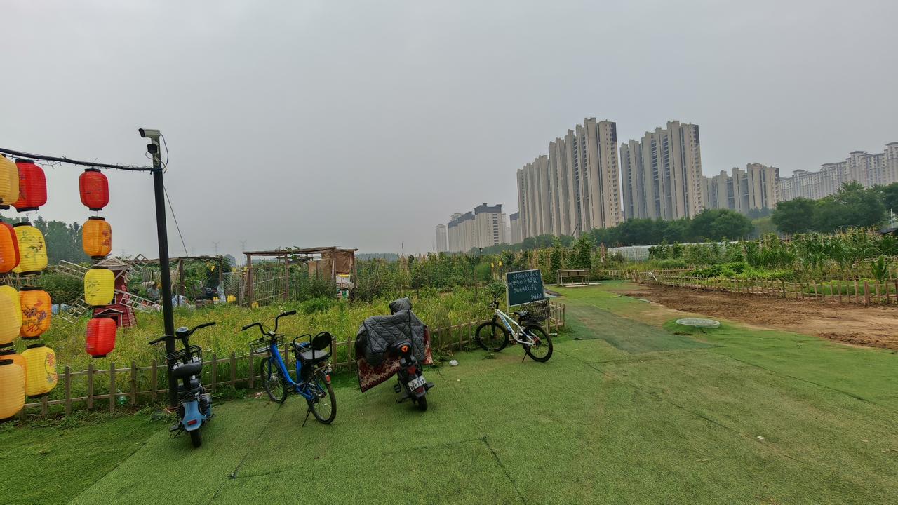 这里是大厂与燕郊相接之处。没有地界标识，也没有路障阻挡，有的只是一片片治愈人心的