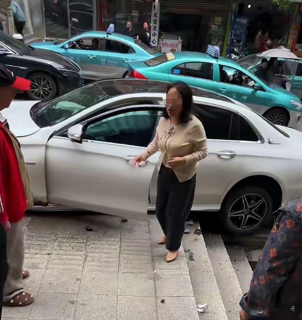 重庆黔江开奔驰的这位57岁女司机，闯大祸了！

2死6伤！赔得起吗？

如果不是