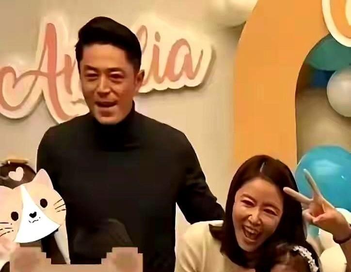 别再死磕“甜美”了。
真正能在人群里一眼被认出的孩子，脸上都带着“刀锋”。
霍建