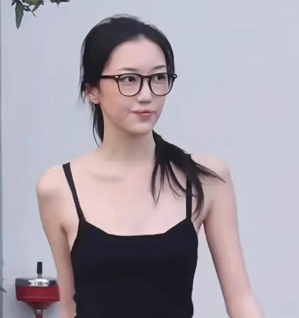 我问学医学专业的表弟，
像李嫣这样，如果结婚生子，那下一代会不会有遗传的风险？表