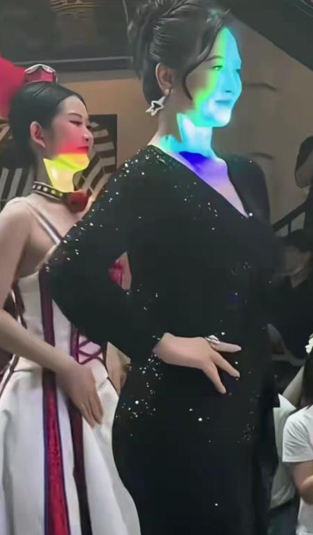 翁虹在千古情演出，这么胖了？以前很苗条的一个人啊，听说她离婚以后，日子有点艰难，