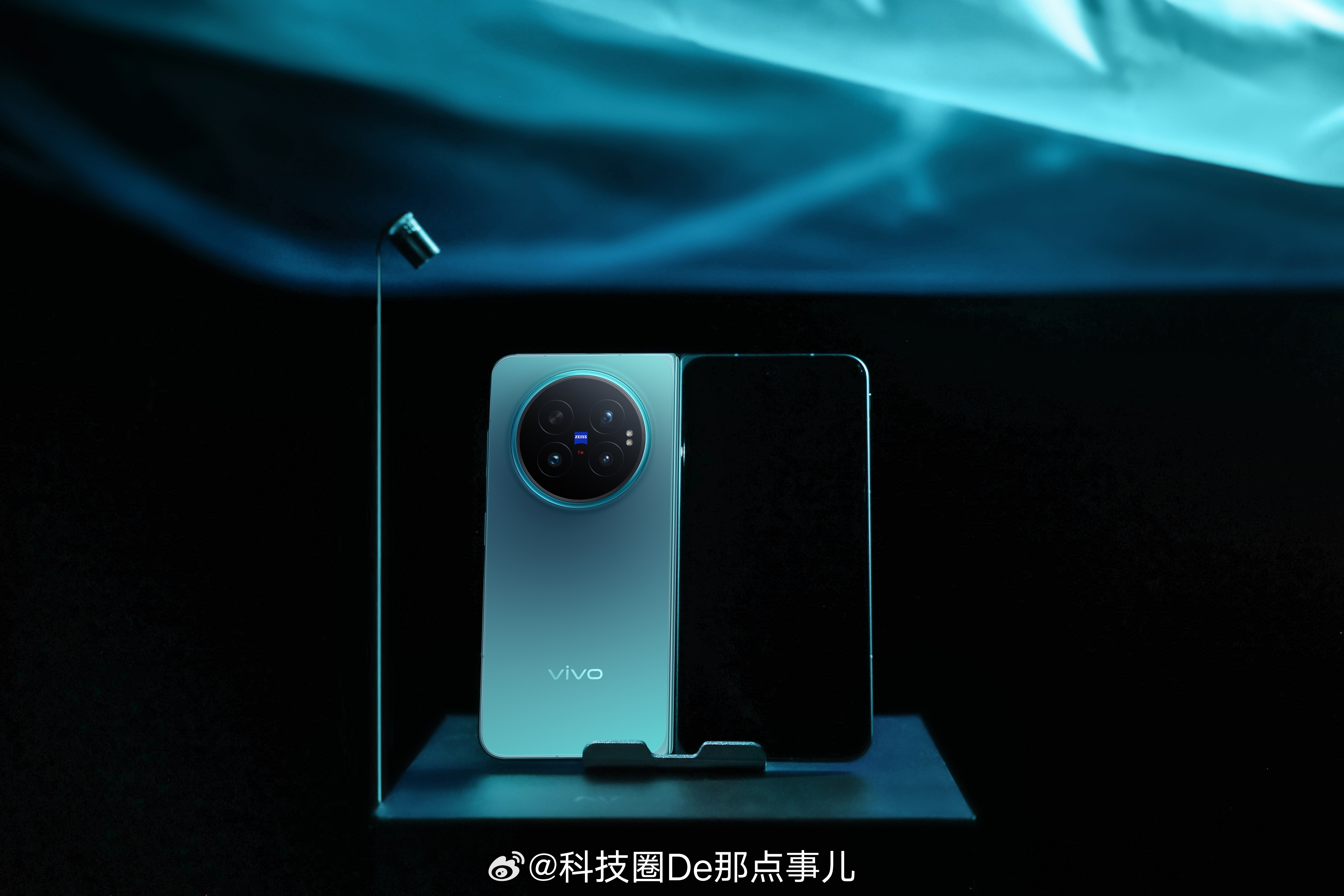 vivo X Fold6 发布开始了，外观拥有蓝洞、盐湖、极夜三款配色，其中最亮