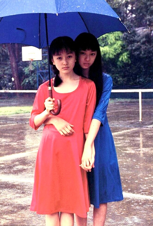 1997年，筱山纪信镜头下的栗山千明与安藤希。 