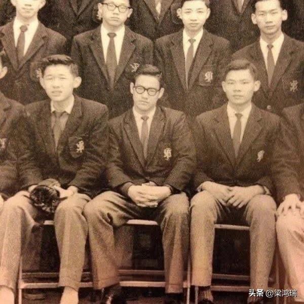 照片中坐着的年轻男子是李小龙（Bruce Lee）。 这张照片拍摄于20世纪50
