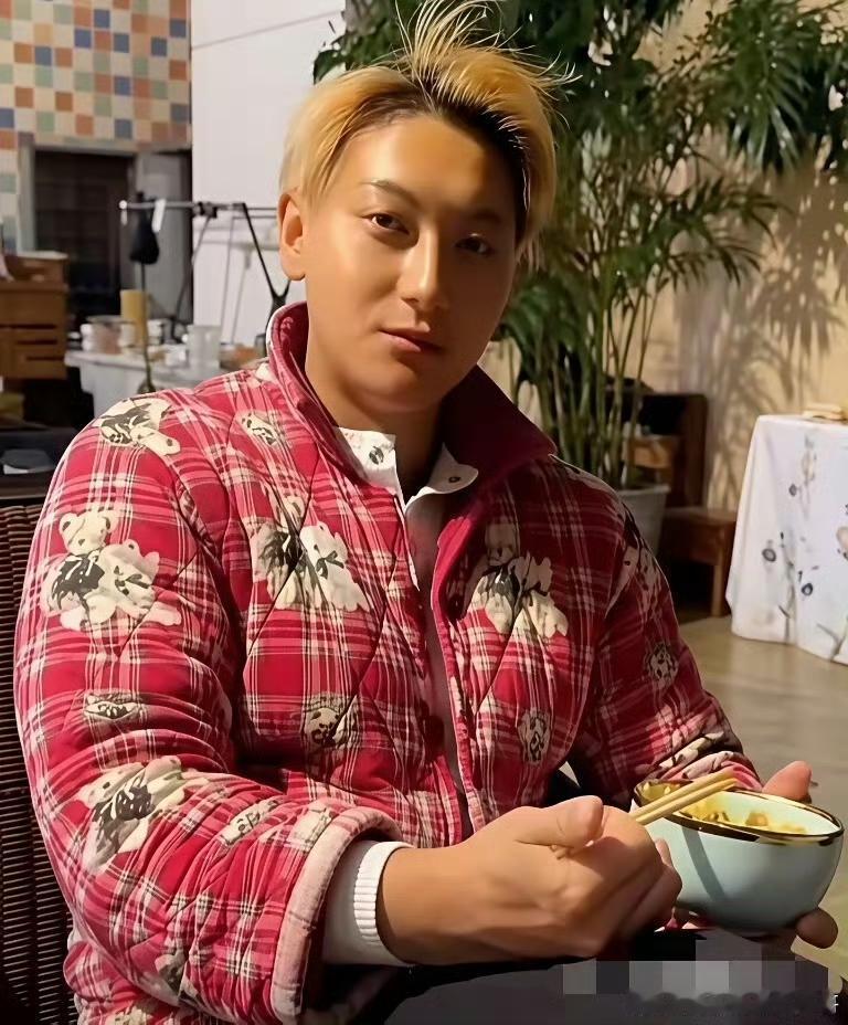 黄子韬花期真的很短啊，他们归国四子，当初最不看好的张艺兴花期是最长的👍吴发胖起