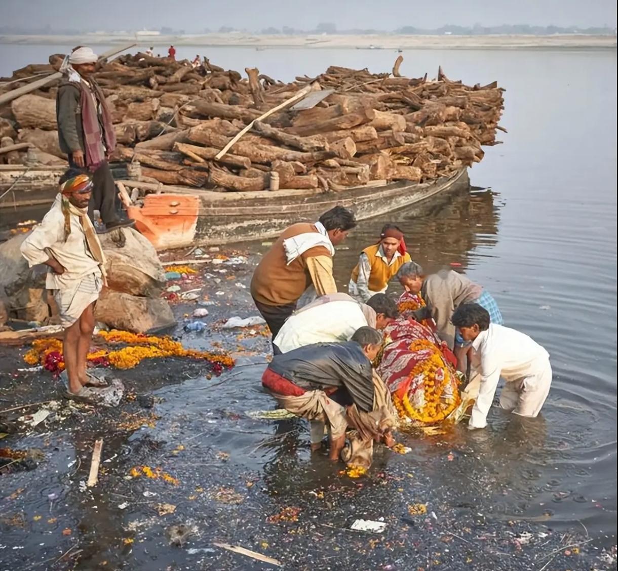 孟加拉国常也出现了小规模尼帕病毒病疫情，这是紧邻印度的国家，而且习俗相近，关键是