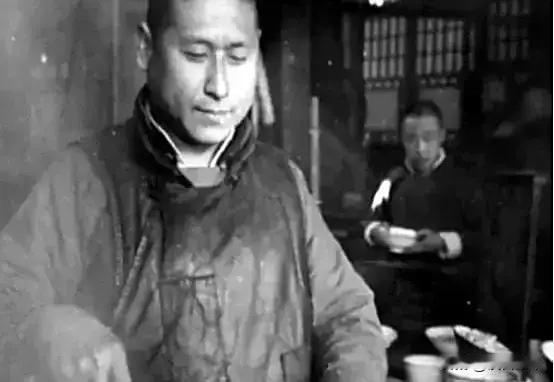 1949年，代号“608”的地下党，因唯一的交通员病逝，和党组织失联。这时，他想