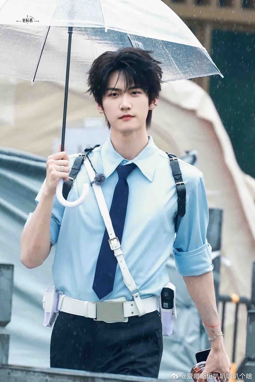开推4你好事做尽刘宇宁张凌赫丁程鑫周柯宇制服装 四个人穿着制服站成一排的画面真的