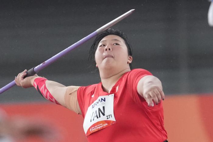 18岁，第一次参加亚运会，第一投70米46，后面五次直接免投。严子怡这枚金牌，拿