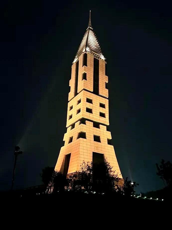 天气预报说冷，就真的一夜入冬，比我妈的唠叨还准时。
但暖气这事儿呢，就玄乎了。