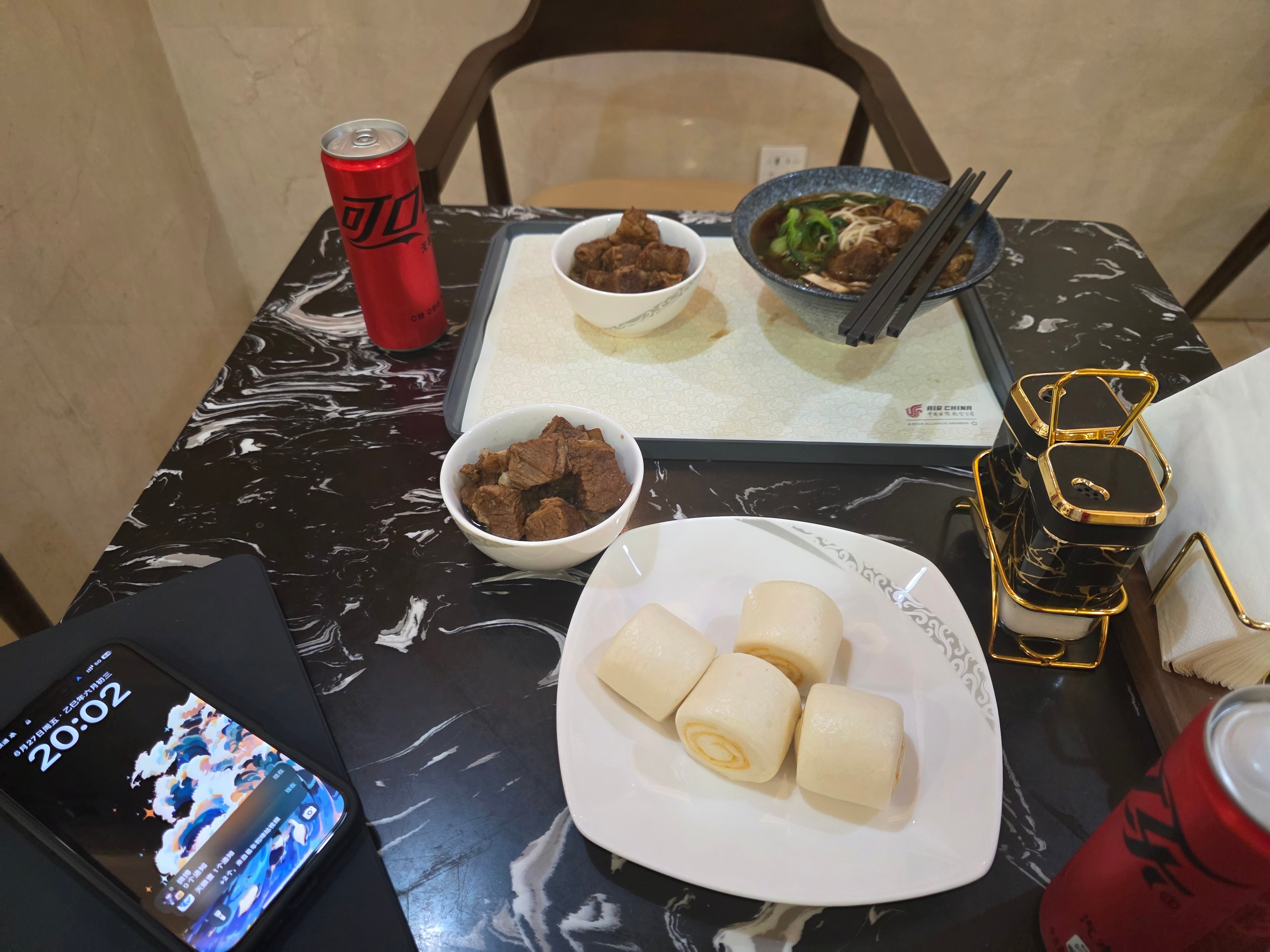 又落地青岛了，明天去看212的新车刚才在T3休息室吃了牛肉面不要面，加预制胡萝卜