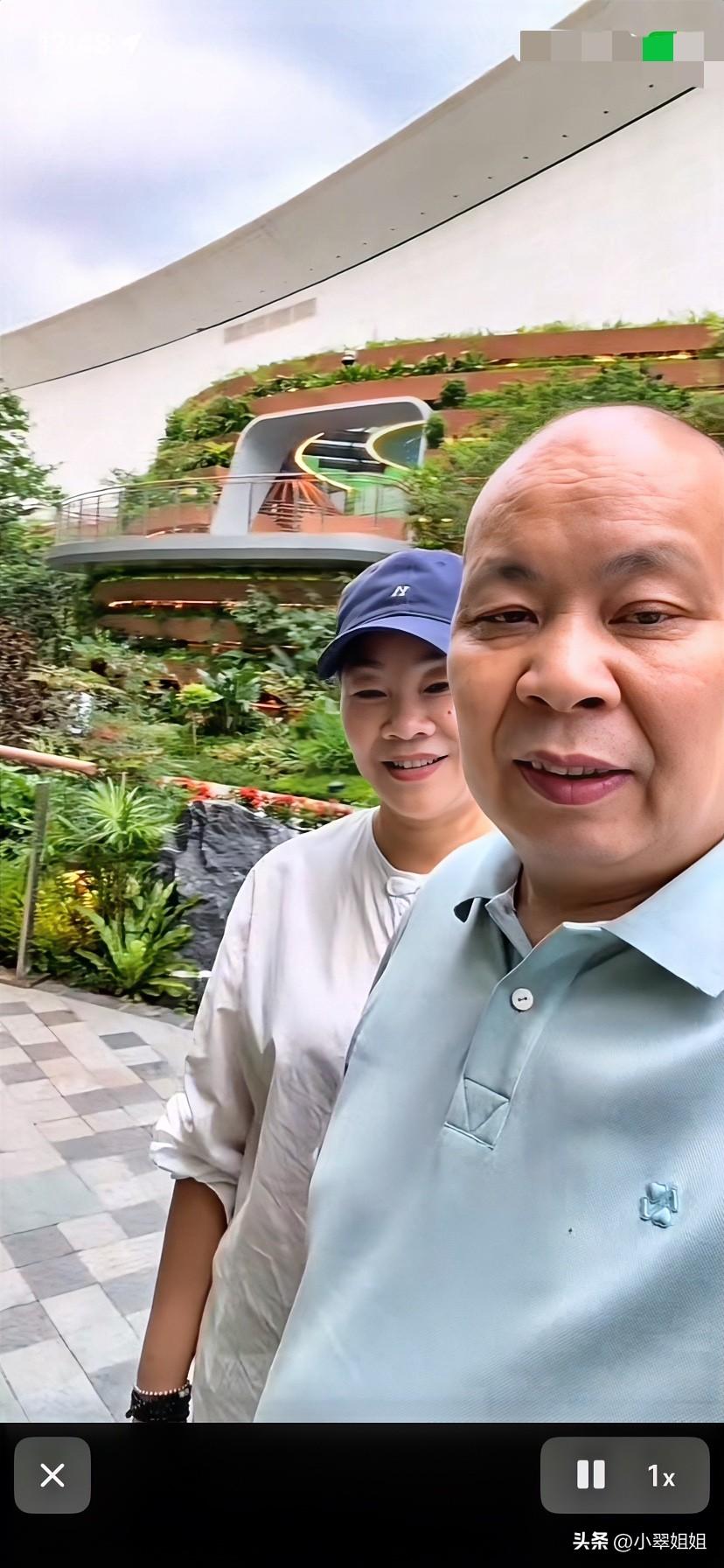 今天是父亲节，也是夏至，厉爸厉妈发了视频，厉妈还是站在厉爸身后，微笑面对镜头！厉