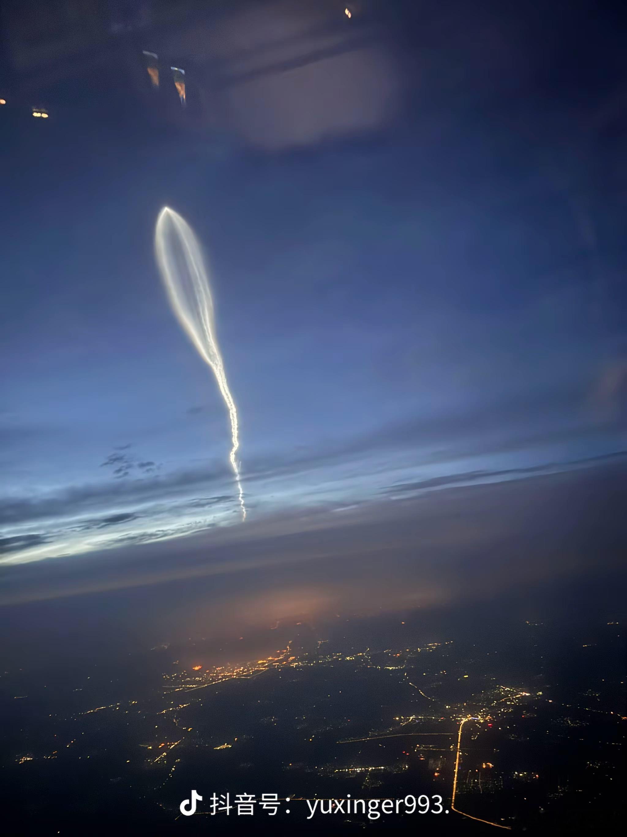 长征6号甲火箭云似流星划过夜空 有幸在飞机上拍到的，美哭了。 