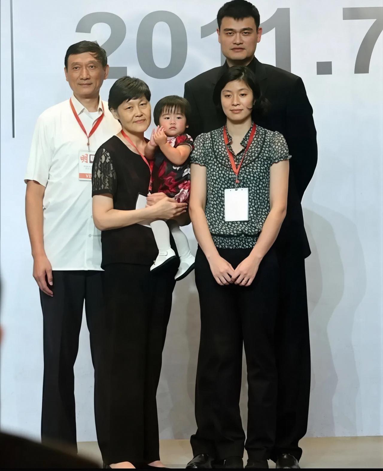 2011年，年轻时的姚明与妻子、女儿以及父母的合影，一家都是“高人”。