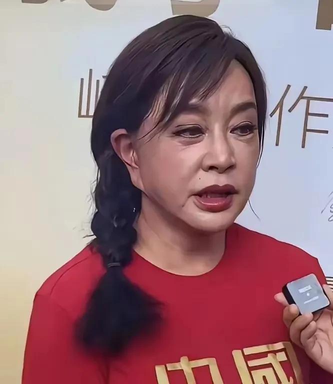 刘晓庆这么爱美的人，为什么会让这么真实的照片流出来？虽然她化了很精致的妆，还扎了