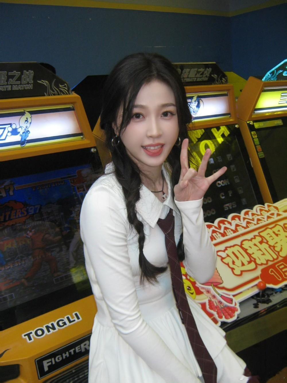 虞书欣何与Mike双轨合照  双轨官宣了男一何与、男二Mike，还放了和虞书欣三