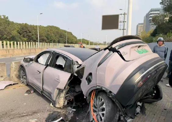 【蔚来EC6碰撞】虽然车两截了，但是没起火，车门能正常开启，也算可以了，你们觉得