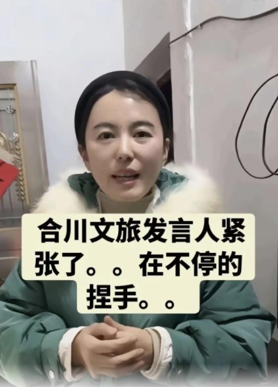 这位工作人员快藏不住了！

这个穿绿衣服的姑娘，一看到镜头对着她，就紧张得直捏自