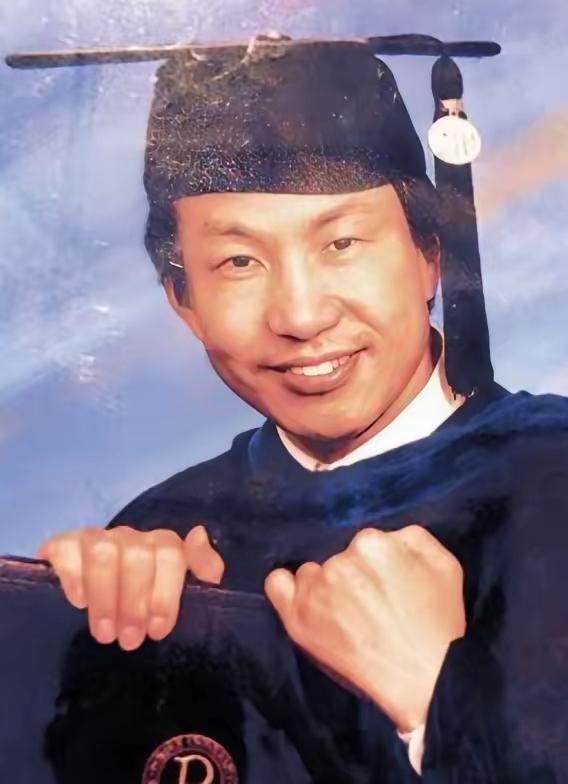 2006年，华裔核物理博士蒋国兵移民加拿大后，为了生存下去，放下了天之骄子的身段