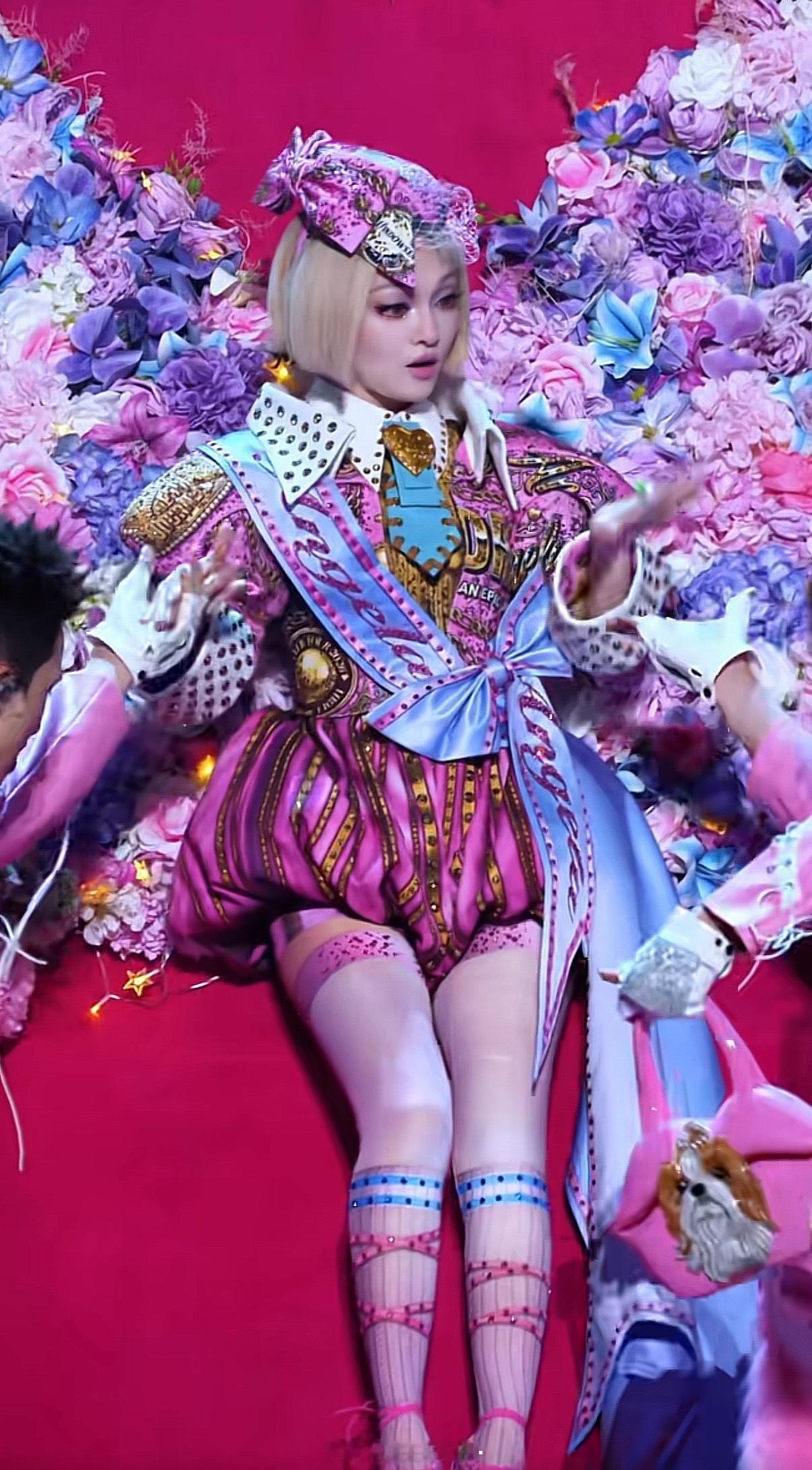 天，张韶涵的演唱会真的舍得花钱，好牛的妆造和布景 