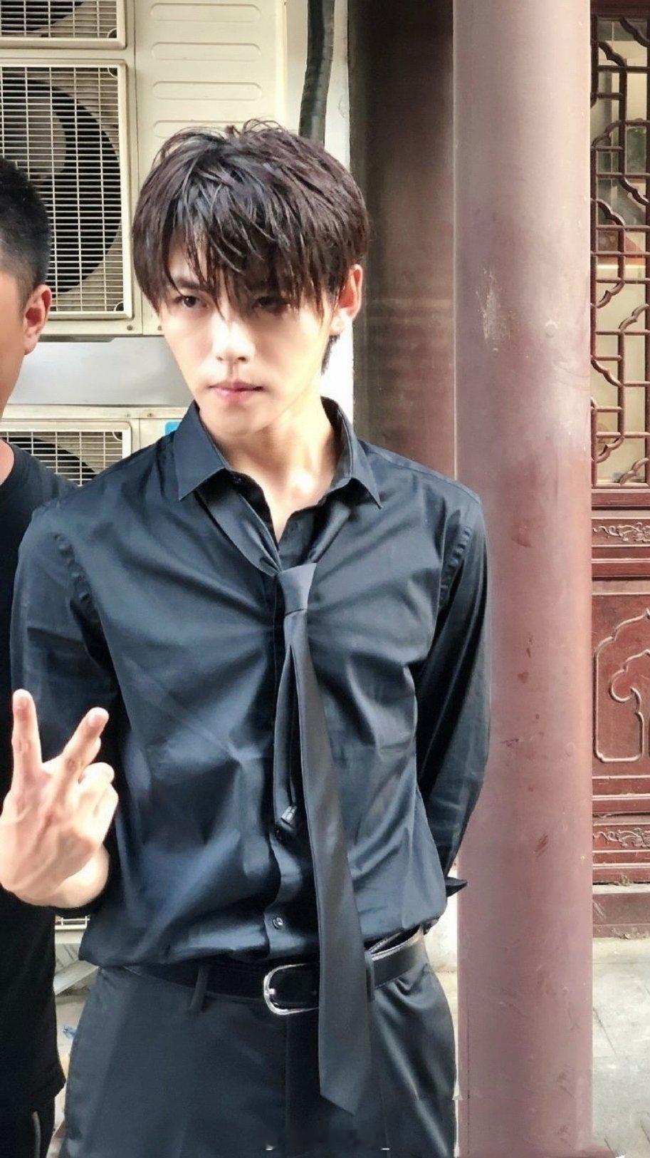 肖宇梁氛围感 ·肖宇梁 纯元瓶 风铃响。故人归。我在等风起。也在等你回​​​