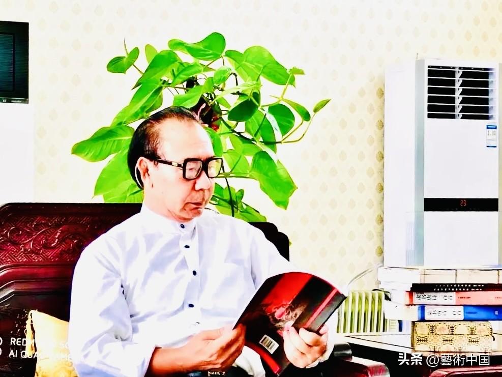 这首诗极力营造大气豪迈之感，既符合绝句的格律要求，又契合“奋斗改命”这一热血主题