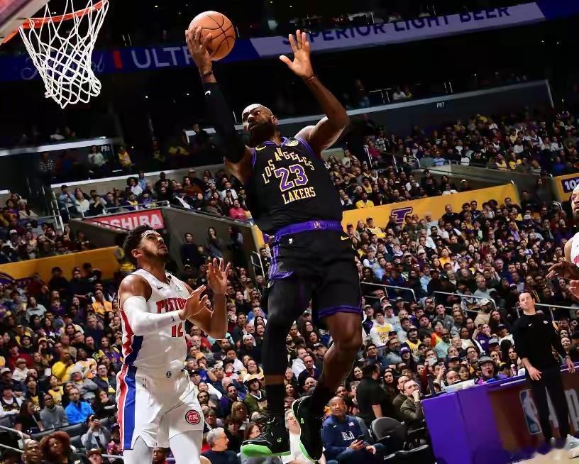 快船队记评价今天湖人的比赛：“恕我直言，活塞今晚给湖人的教训比火箭圣诞节那天还要