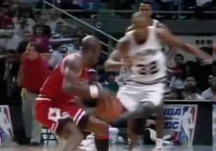欣赏一下乔丹连续的过人拉杆动作！