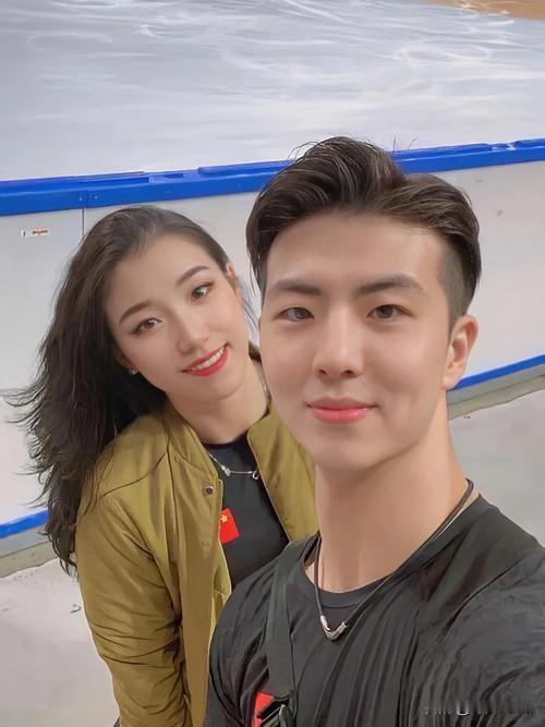 王诗玥，宛如冰上的仙子，明眸皓齿，笑靥如花；柳鑫宇，恰似冰上的王子，英俊潇洒，气