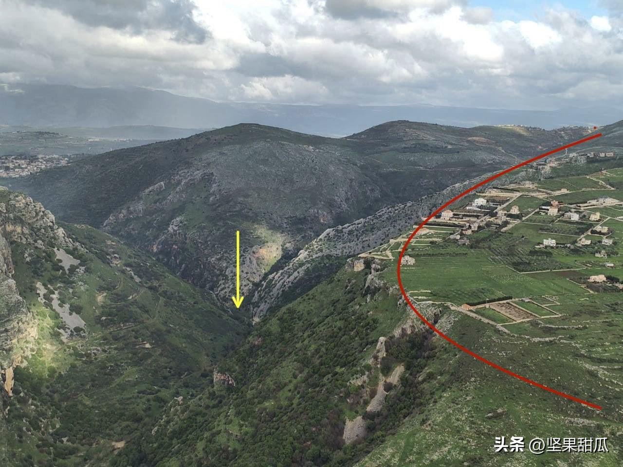 黎巴嫩南部泰贝镇，无人机拍摄了前几天伏击战的战场，以军就是在这样的地形推进，不禁