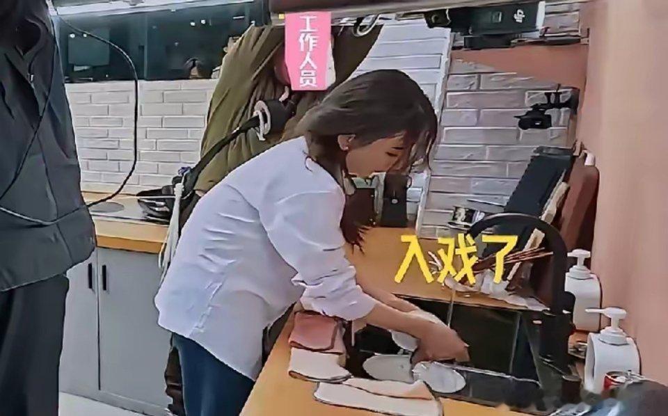 方媛，要正式进军娱乐圈了！5月28日，天王嫂方媛，一段视频曝光演戏天赋，她低头洗