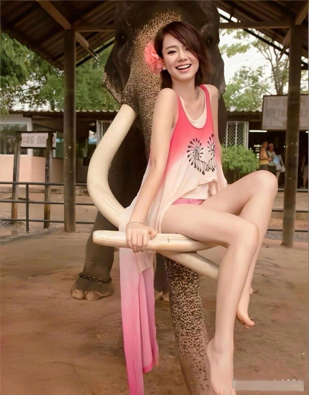 戚薇年轻时是真的嫩，笑容太有感染力了 