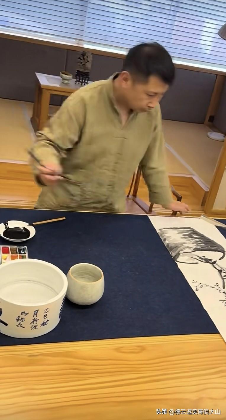 何云伟这个郭德纲的原大弟子画画太牛逼了，有人说比他原恩师郭德纲画的牛逼，从画画角