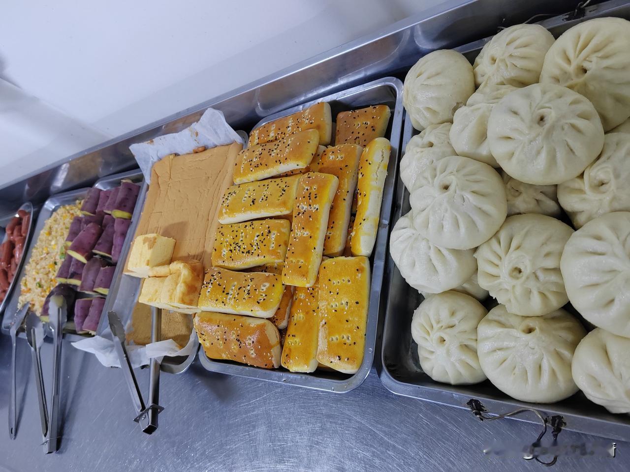 5：20分闹钟叫了，我揉了揉睡意朦胧的双眼，迅速的穿衣起床，到了厨房就像旋转的陀