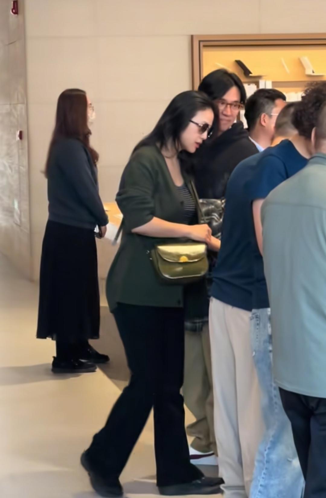 46岁的汤唯太不容易了，
这些年关于她的新闻，
翻来覆去就那么几个，
当年为艺术