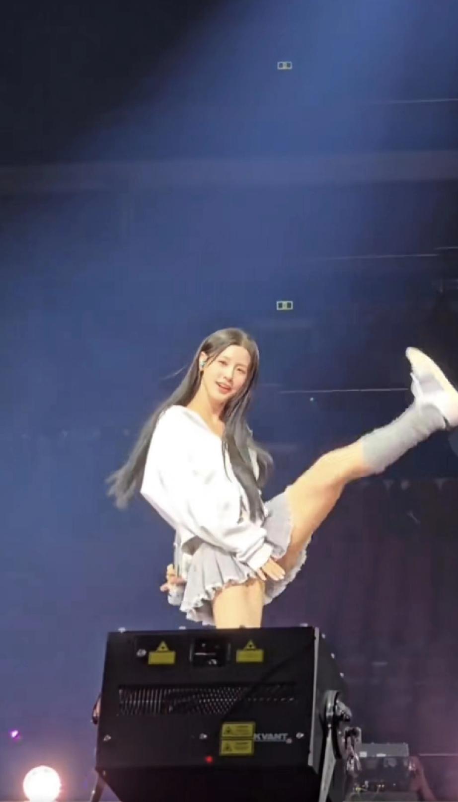 一上来就是高抬腿，
动作幅度拉满，
求关注的野心几乎溢出屏幕。
紧接着对队友又亲