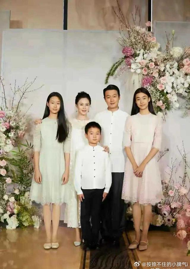 佟大为机场被偶遇，18岁女儿身高直逼1米8，网友羡慕这爹当得真好 